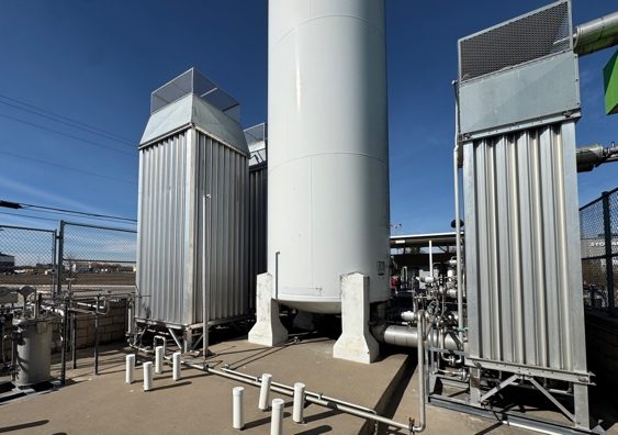 Vertical LNG tank with vaporizer in operation